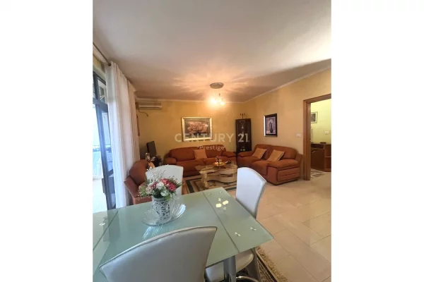 APARTAMENT 3+1+2+ POST PARKIMI NE SHITJE PRANE AMBASADES AMERIKANE!