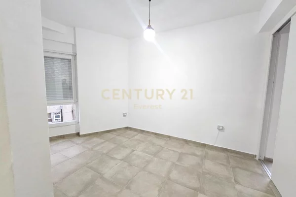 Shtepi me qera Apartament ne Tirane, 2+1, Mobilimi Pjeserisht e mobiluar, Pagesa 600  Euro.