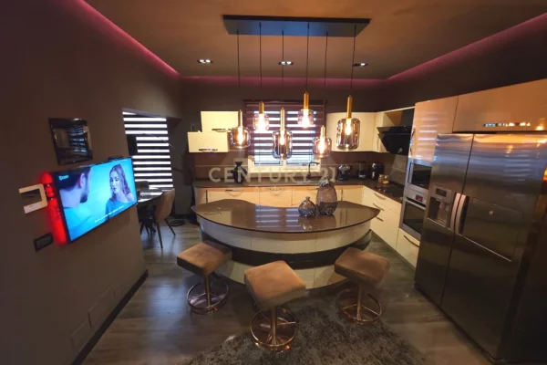 Shtepi me qera Vila Luksoze ne Tirane, 3+1, Mobilimi E mobiluar, Pagesa 3,500  Euro.