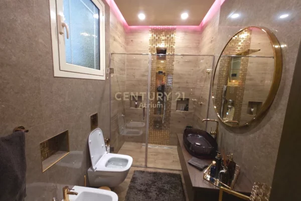 Shtepi me qera Vila Luksoze ne Tirane, 3+1, Mobilimi E mobiluar, Pagesa 3,500  Euro.