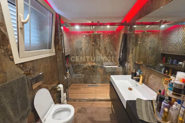 Shtepi me qera Vila Luksoze ne Tirane, 3+1, Mobilimi E mobiluar, Pagesa 3,500  Euro.