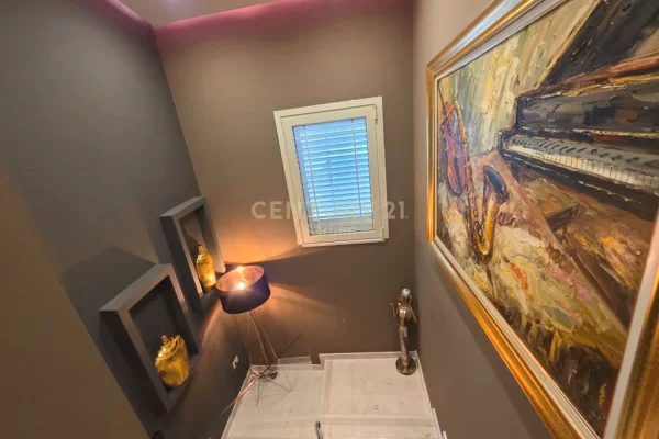 Shtepi me qera Vila Luksoze ne Tirane, 3+1, Mobilimi E mobiluar, Pagesa 3,500  Euro.