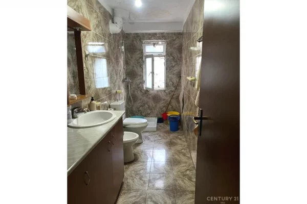 Shtepi ne shitje Apartament ne Tirane, 2+1, Mobilimi E mobiluar, Pagesa 210,000  Euro.