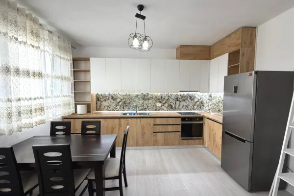 Appartamento in affitto a Tirana 2+1, Arredato