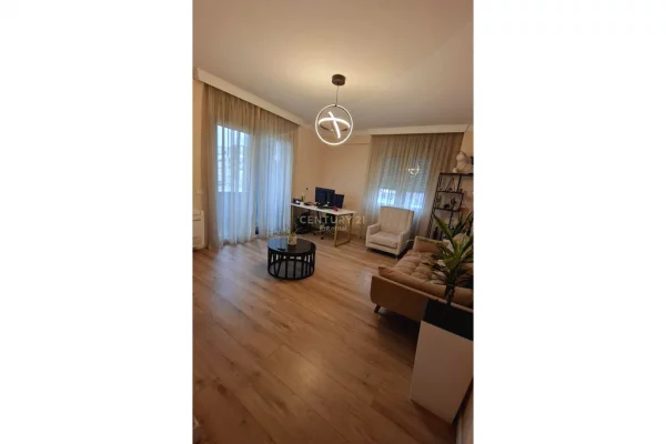 Ambient biznesi me qera 3+1 ne Tirane - 900 Euro