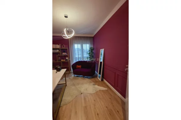 Ambient komercial per Qira 