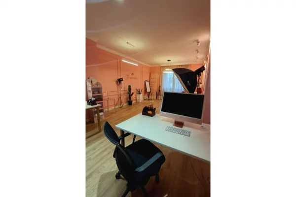 Ambient komercial per Qira 