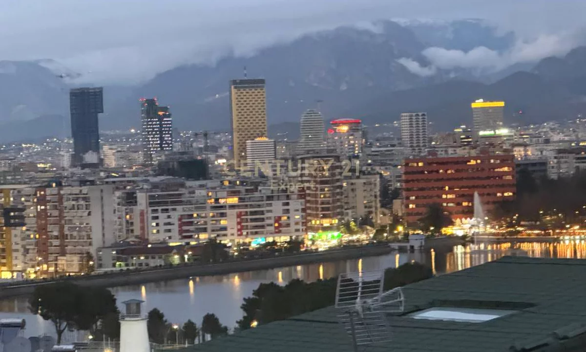 Shtepi ne shitje Penthose(kati i fundit panoramik) ne Tirane, 3+1, Mobilimi E mobiluar, Pagesa 500,000  Euro.