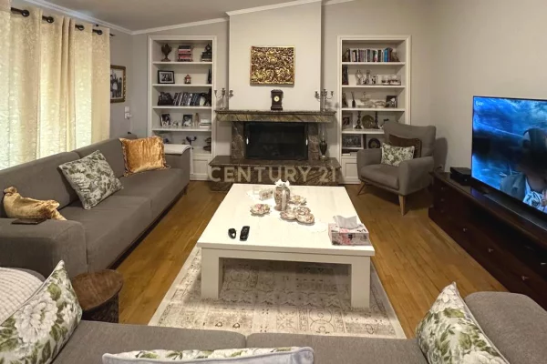 Shtepi ne shitje Penthose(kati i fundit panoramik) ne Tirane, 3+1, Mobilimi E mobiluar, Pagesa 500,000  Euro.