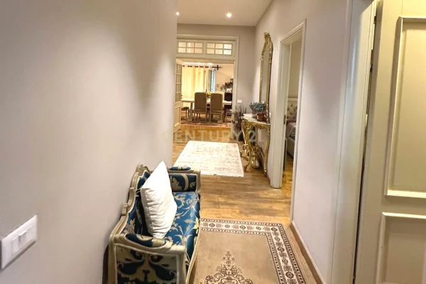 Shtepi ne shitje Penthose(kati i fundit panoramik) ne Tirane, 3+1, Mobilimi E mobiluar, Pagesa 500,000  Euro.