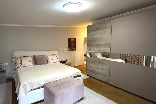 Shtepi ne shitje Penthose(kati i fundit panoramik) ne Tirane, 3+1, Mobilimi E mobiluar, Pagesa 500,000  Euro.