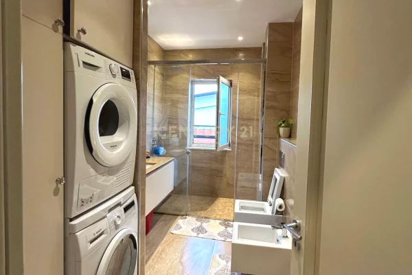 Shtepi ne shitje Penthose(kati i fundit panoramik) ne Tirane, 3+1, Mobilimi E mobiluar, Pagesa 500,000  Euro.