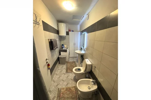 Shtepi ne shitje Apartament ne Tirane, 1+1, Mobilimi E mobiluar, Pagesa 150,000  Euro.