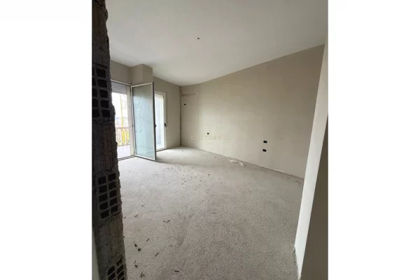 Shtepi ne shitje Apartament ne Vlore, 1+1, Mobilimi Bosh, pa mobiluar, Pagesa 130,000  Euro.