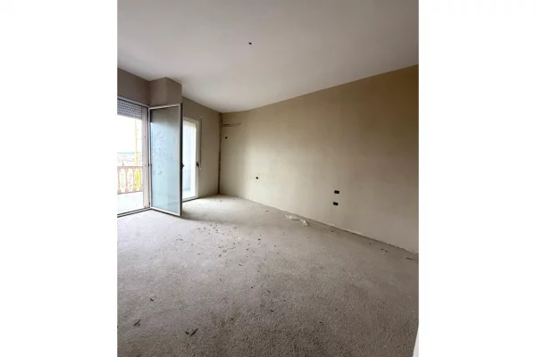 Shtepi ne shitje Apartament ne Vlore, 1+1, Mobilimi Bosh, pa mobiluar, Pagesa 130,000  Euro.