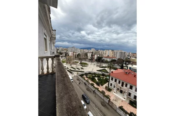 Shtepi ne shitje Apartament ne Vlore, 1+1, Mobilimi Bosh, pa mobiluar, Pagesa 130,000  Euro.