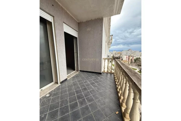 Shtepi ne shitje Apartament ne Vlore, 1+1, Mobilimi Bosh, pa mobiluar, Pagesa 130,000  Euro.