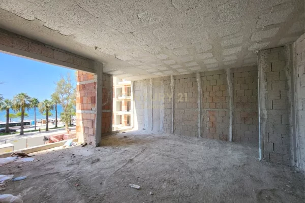 Shtepi ne shitje Apartament ne Vlore, 3+1, Mobilimi Bosh, pa mobiluar, Pagesa 566,000  Euro.