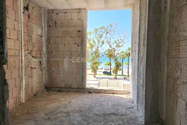 Shtepi ne shitje Apartament ne Vlore, 3+1, Mobilimi Bosh, pa mobiluar, Pagesa 566,000  Euro.