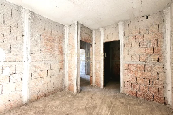 Shtepi ne shitje Apartament ne Vlore, 3+1, Mobilimi Bosh, pa mobiluar, Pagesa 566,000  Euro.