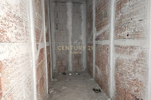 Shtepi ne shitje Apartament ne Vlore, 3+1, Mobilimi Bosh, pa mobiluar, Pagesa 566,000  Euro.