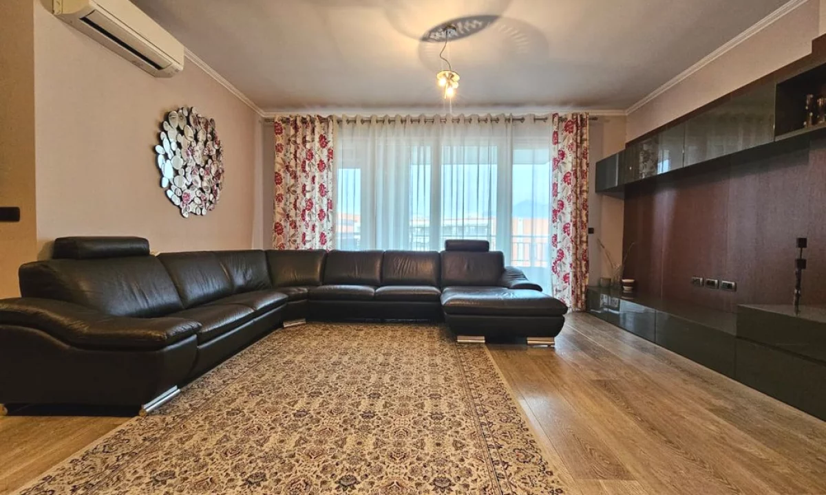 Shtepi ne shitje Apartament ne Tirane, 3+1, Mobilimi E mobiluar, Pagesa 299,900  Euro.