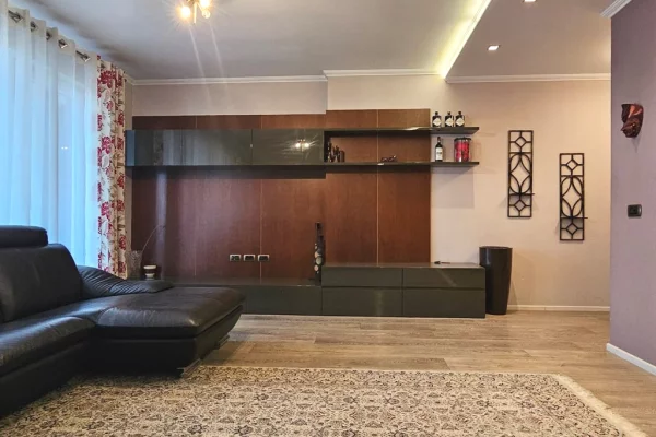 Shtepi ne shitje Apartament ne Tirane, 3+1, Mobilimi E mobiluar, Pagesa 299,900  Euro.