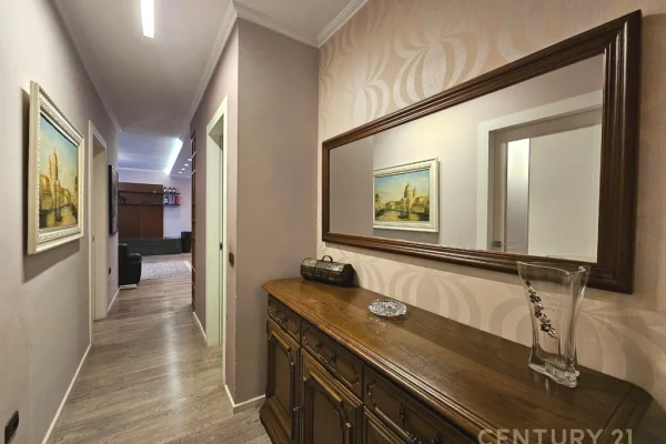 Shtepi ne shitje Apartament ne Tirane, 3+1, Mobilimi E mobiluar, Pagesa 299,900  Euro.