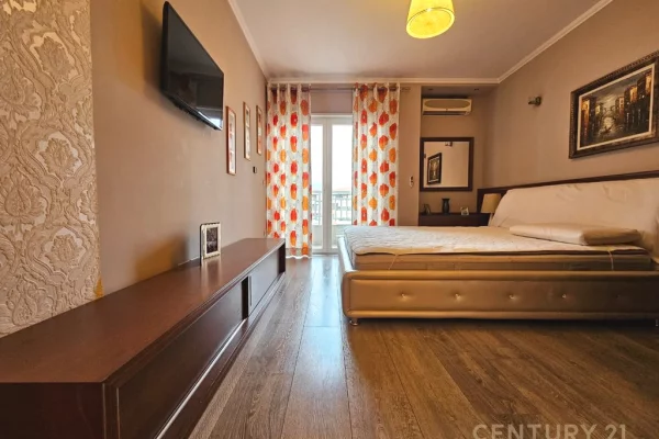 Shtepi ne shitje Apartament ne Tirane, 3+1, Mobilimi E mobiluar, Pagesa 299,900  Euro.