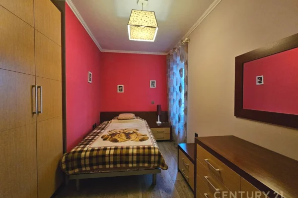 Shtepi ne shitje Apartament ne Tirane, 3+1, Mobilimi E mobiluar, Pagesa 299,900  Euro.