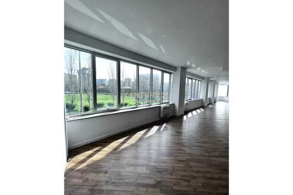 Ambient biznesi me qera 3+1 ne Tirane - 3,500 Euro