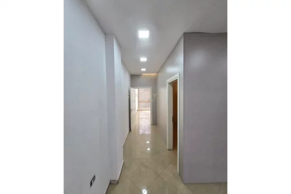 Ambient Komercial per Shitje tek Pallati me Shigjeta