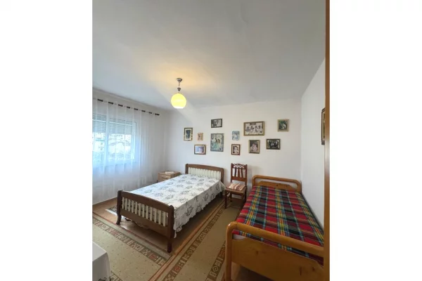 Shtepi ne shitje Apartament ne Tirane, 2+1, Mobilimi E mobiluar, Pagesa 128,000  Euro.