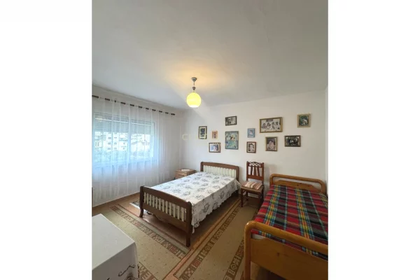 Shtepi ne shitje Apartament ne Tirane, 2+1, Mobilimi E mobiluar, Pagesa 128,000  Euro.
