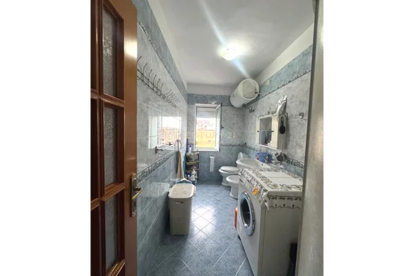 Shtepi ne shitje Apartament ne Tirane, 2+1, Mobilimi E mobiluar, Pagesa 128,000  Euro.