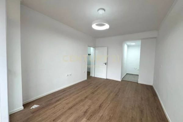Shtepi ne shitje Apartament ne Tirane, 1+1, Mobilimi Bosh, pa mobiluar, Pagesa 115,000  Euro.