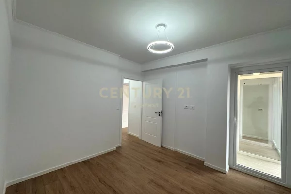Shtepi ne shitje Apartament ne Tirane, 1+1, Mobilimi Bosh, pa mobiluar, Pagesa 115,000  Euro.