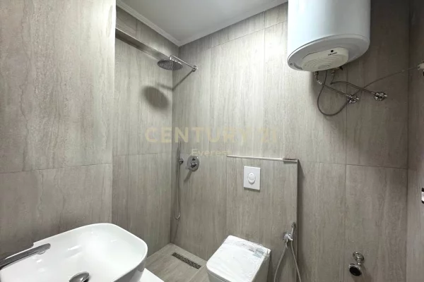 Shtepi ne shitje Apartament ne Tirane, 1+1, Mobilimi Bosh, pa mobiluar, Pagesa 115,000  Euro.