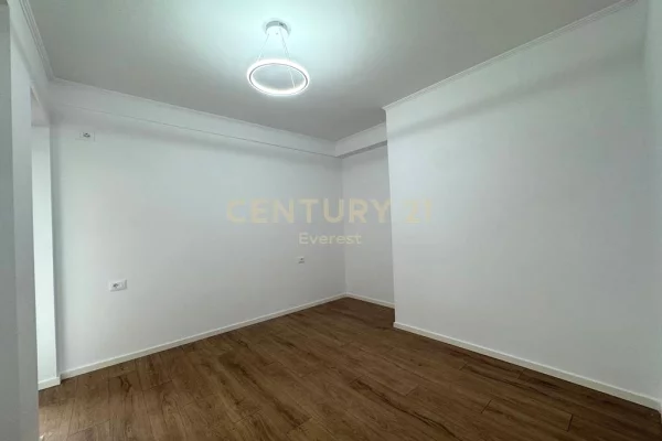 Shtepi ne shitje Apartament ne Tirane, 1+1, Mobilimi Bosh, pa mobiluar, Pagesa 115,000  Euro.
