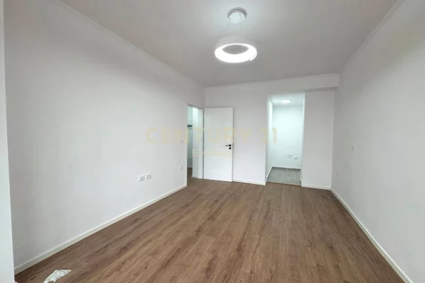 Shtepi ne shitje Apartament ne Tirane, 1+1, Mobilimi Bosh, pa mobiluar, Pagesa 115,000  Euro.