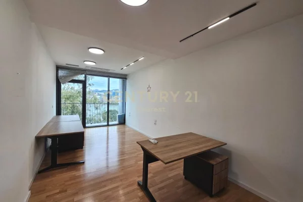 Tek Lake View, Jepet Me Qira Zyre Me Pamje Nga Liqeni, Bashke Me 3 Poste Parkimi!!!