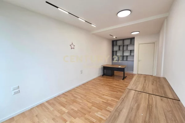 Tek Lake View, Jepet Me Qira Zyre Me Pamje Nga Liqeni, Bashke Me 3 Poste Parkimi!!!