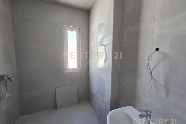 Shtepi ne shitje Apartament ne Tirane, 3+1, Mobilimi Bosh, pa mobiluar, Pagesa 238,000  Euro.