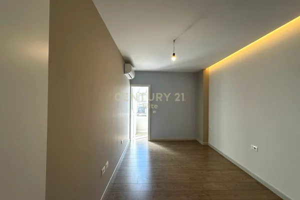 Shtepi ne shitje Apartament ne Tirane, 2+1, Mobilimi Bosh, pa mobiluar, Pagesa 295,000  Euro.