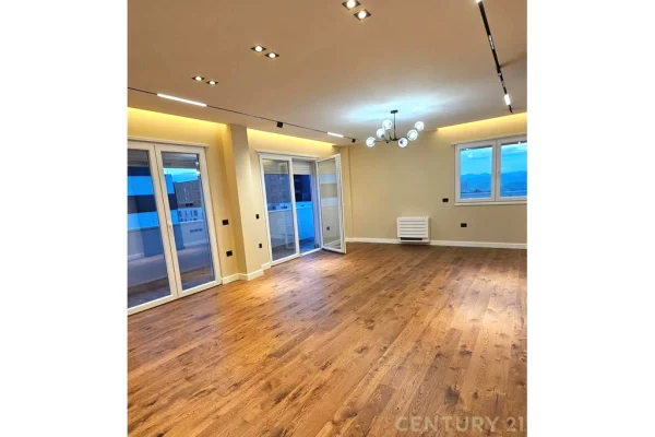 Shtepi ne shitje Penthose(kati i fundit panoramik) ne Tirane, 3+1, Mobilimi Pjeserisht e mobiluar, Pagesa 410,000  Euro.