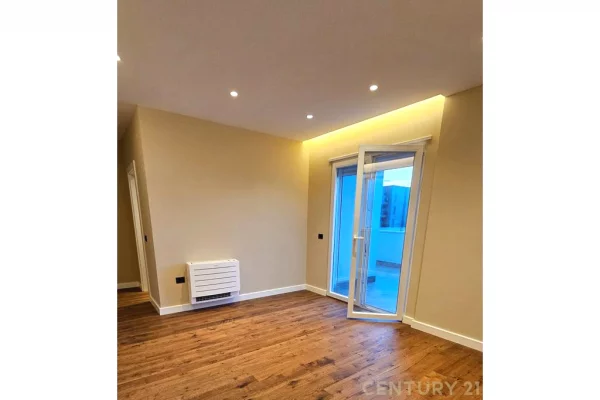 Shtepi ne shitje Penthose(kati i fundit panoramik) ne Tirane, 3+1, Mobilimi Pjeserisht e mobiluar, Pagesa 410,000  Euro.