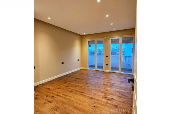 Shtepi ne shitje Penthose(kati i fundit panoramik) ne Tirane, 3+1, Mobilimi Pjeserisht e mobiluar, Pagesa 410,000  Euro.