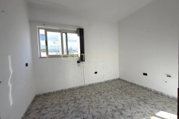 Ambient biznesi me qera 3+1 ne Tirane - 1,500 Euro