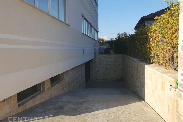 Business Property in Sale 3+1 in Tirana - 1,250,000 Euro