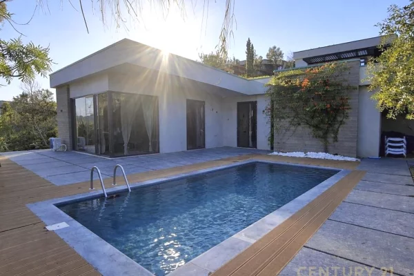 Shtepi ne shitje Vila Luksoze ne Durres, 3+1, Mobilimi E mobiluar, Pagesa 550,000  Euro.